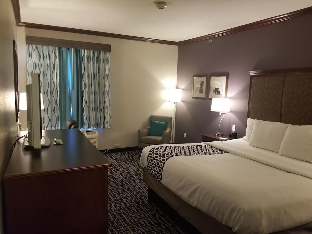Отель La Quinta By Wyndham Lindale Экстерьер фото