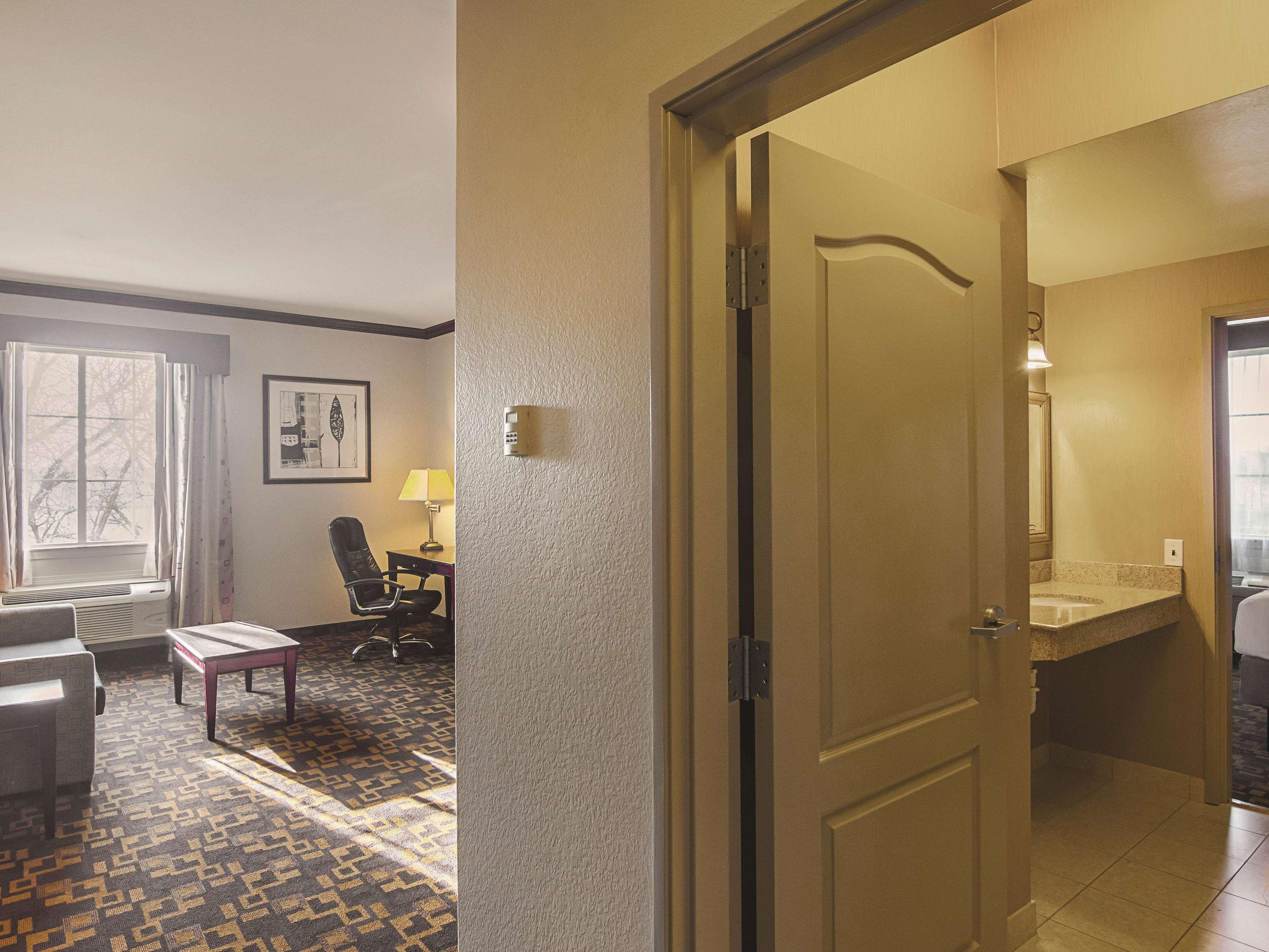 Отель La Quinta By Wyndham Lindale Экстерьер фото